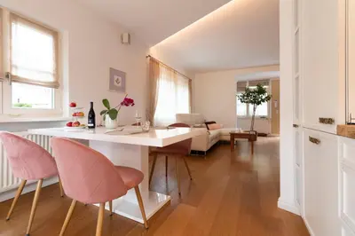 a kitchen and living room with a table and chairs at Ba mir Apartment in Appiano sulla Strada del Vino