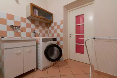 a laundry room with a washing machine in it at Ba mir Apartment in Appiano sulla Strada del Vino