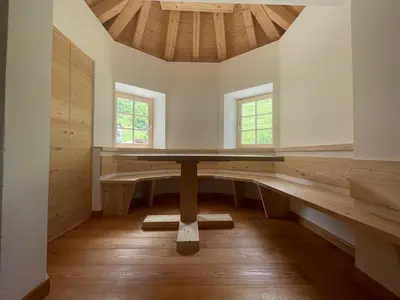 a room with a table and two windows at Chalet Le Grazie in Le Grazie