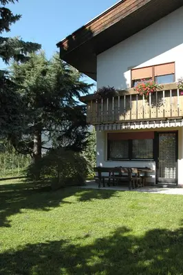 a building with a picnic table in a yard at haus e Apartment 1 in Lana