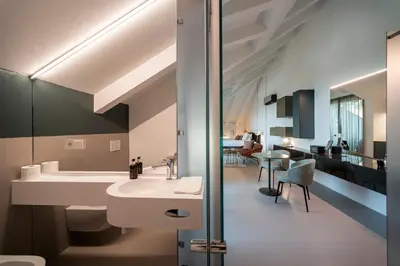 a bathroom with a sink and a bath tub at Gius La Diffusa in Caldaro