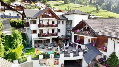 an aerial view of a house with a courtyard at Hotel Tonnerhof in Racines