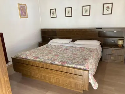 a living room with a couch and two chairs at Casa Defrancesco in Panchia