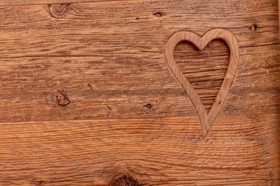 a wooden heart on top of a wooden table at El Maso - Arabba in Livinallongo del Col di Lana