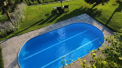 an overhead view of a blue pool in a yard at Garden Apartment Villa Corazza in Tirolo