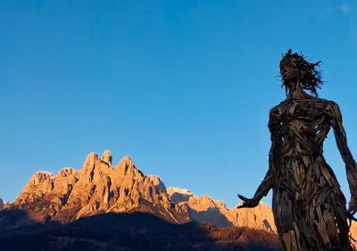 a statue of a woman with a mountain in the background at Una vacanza in Trentino da ricordare in Mezzano