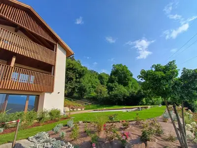 a garden in front of a building at Hofgut Antlas in Collalbo