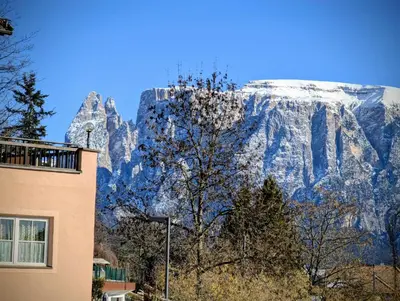 a building with a mountain in the background at Kaiserau 1907 in Collalbo