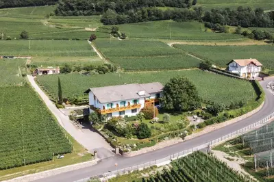 an aerial view of a house in the middle of a road at Sonnenhof- Urlaub auf den Bauernhof in Montagna