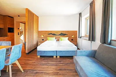a hotel room with a bed and a couch at Residence Odlina in Colfosco