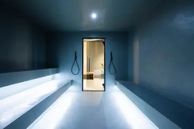 a blue room with a door leading to a bathroom at Served Apartements Belvedere in San Genesio Atesino