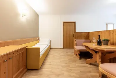 a waiting room with a table and a couch at WHITE MOSS GARNì in Transacqua
