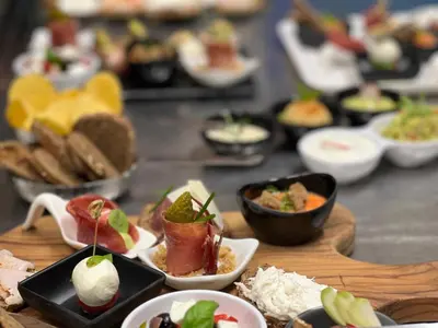 a table topped with plates of food in bowls at WHITE MOSS GARNì in Transacqua