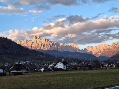 a view of a town with mountains in the background at Appartamento Medán in Mezzano