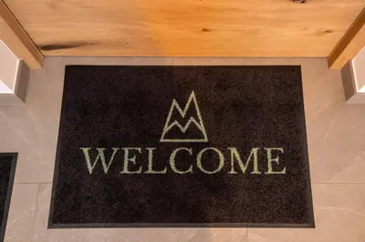 a welcome mat on the floor of a room at La Munt in Longega