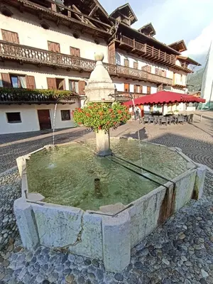 a fountain in the middle of a courtyard at Appartamento Lorena a Mezzano in Mezzano