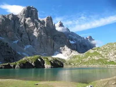 a mountain with a lake in front of it at Dolomiti Sot i piz in Piaia