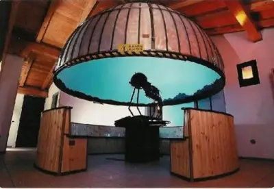 a bird sitting in a tank in a room at Dolomiti Sot i piz in Piaia