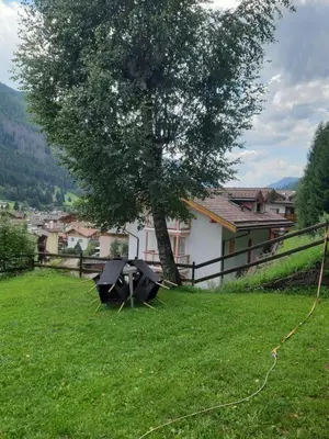 a picnic table under a tree in a yard at Roda de Vael in Moena