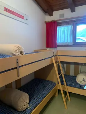 a room with two bunk beds and a window at Mezzodi in Mareson