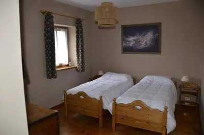 two twin beds in a bedroom with a window at Apartment with three bedrooms and garden in Chiave in Chiave