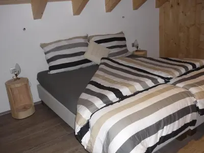two beds sitting next to each other in a bedroom at Apartments Resi in Rasùn di Sotto