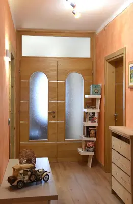 a room with a wooden door with a toy motorcycle on a table at Appartamento Fontanive in Masarè