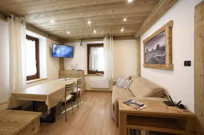 a living room with a couch and a table at Appartamento Fontanive in Masarè