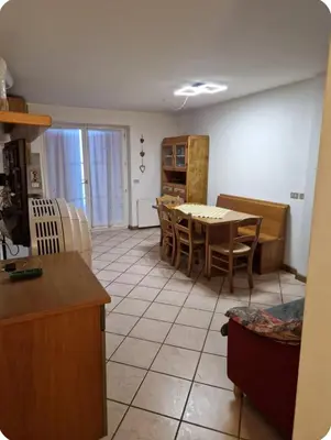 a kitchen and dining room with a table and chairs at Appartamento Villa Lucia in Moena