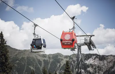 two gondolas on a ski lift in the mountains at Apartments Broslhof in Racines