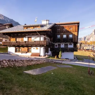 GuestHost - Silent Peaks - Cortina's Wooden Haven