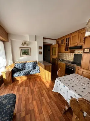 a kitchen with a couch and a table in a room at Appartamento da Zambon in San Vito di Cadore