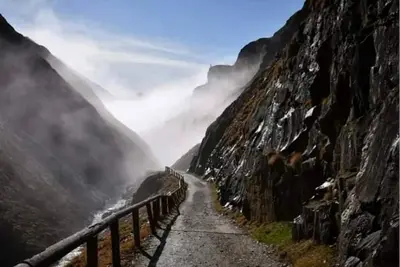 a path on the side of a mountain at Appartamento Casa AleF - L'affaccio sul Lagorai in Daiano
