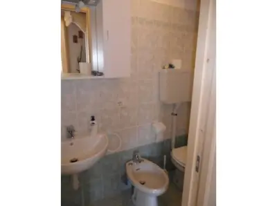 a bathroom with two sinks and a toilet at Moena Appartamento Fior di Melo con WiFi e Riscaldamento in Moena