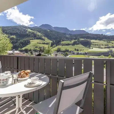 Apartment Rohrer - Zirm - Zirbe Cirmolo mit Schloss- und Schourtblick