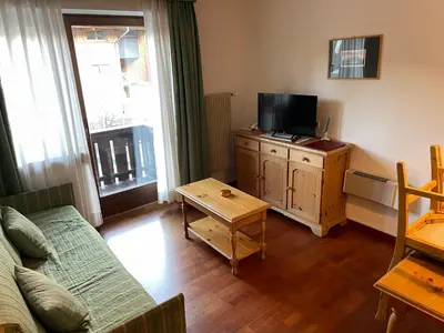 a living room with a couch and a tv at Sport Hotel Astoria Residence in La Villa