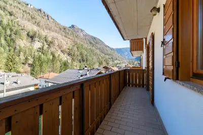 a hallway with a wooden table and a door at 7 min dal centro, top per sciare e park in Piaia