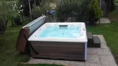a bath tub in a yard with at Garni Gartenheim in Caldaro