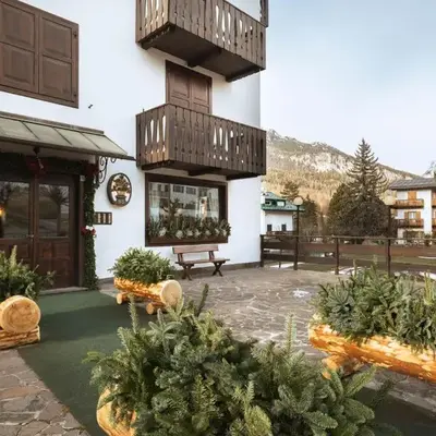 GuestHost - Cortina Heart Retreat with Parking
