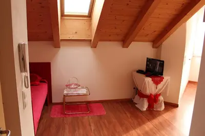 a room with a table with a tv on it at FeWo 2 am Martinshof in Eppan im Süden Südtirols in Missiano