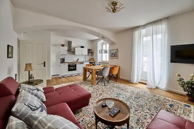 a living room with a couch and a table at Villa Donata - Luxuriöses & großzügiges Apartment im Herzen von Kaltern, mit Innenhof, kostenlosem Parkplatz direkt am Haus in Caldaro
