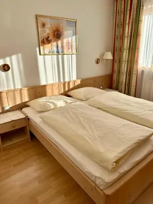 a bedroom with two twin beds in it at Scurcia in Ortisei