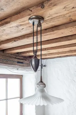 aandelier hanging from a ceiling in a room at B&B Öboluckna in Molini di Tures