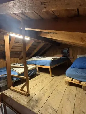 a room with two bunk beds in a cabin at Hühnerspielhütte - Rifugio Gallina - Mountain Hut Hühnerspielhütte in Moncucco