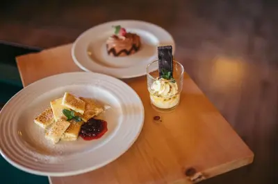 a table with two plates of food and a drink at HoferVals in Valles