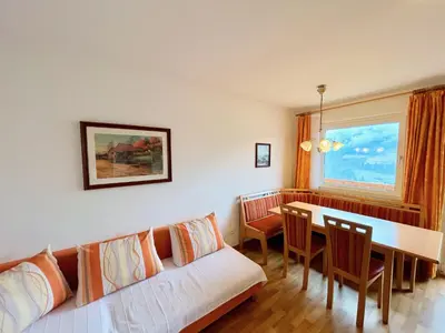 a living room with a couch and a table at Haslingerhof - Ferienwohnung Ortler in Saltusio