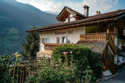 a building with the sign for the fischer fur at Haslingerhof - Ferienwohnung Hirzer in Saltusio