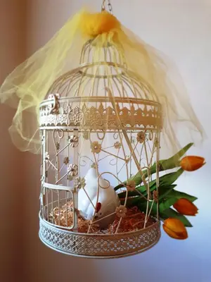 a bird cage with a egg in it with a flower at Ferienwohnungen Hofanger in Lagundo