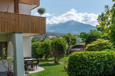 a balcony with a table and a view of a mountain at Ferienwohnungen Hofanger in Lagundo