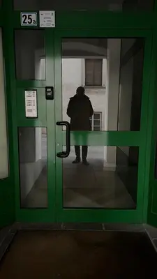 a person is standing behind a green door at mardolomiti suite in Appiano sulla Strada del Vino